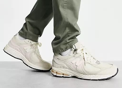 New Balance 2002 sneakers in off white